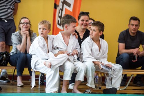 Dzieci na treningu judo podczas oczekiwań do egzaminu (Judo Tigers)