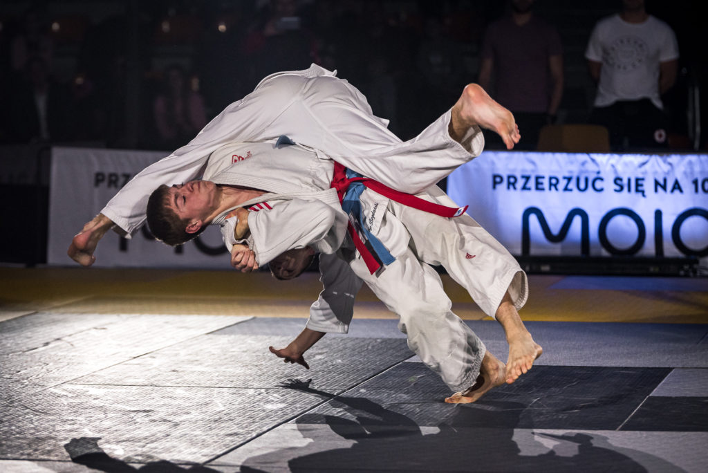 Judoka wykonujący efektowny rzut podczas Tiger Cup 2021 (turniej judo w Oleśnicy organizowany przez Judo Tigers)