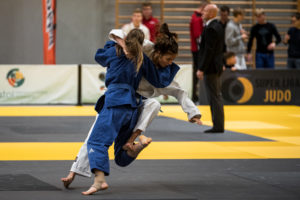 Judoczka rzuca przeciwniczkę na ouchi-gari podczas zawodów Super Ligi Judo (organizator: Judo Tigers).