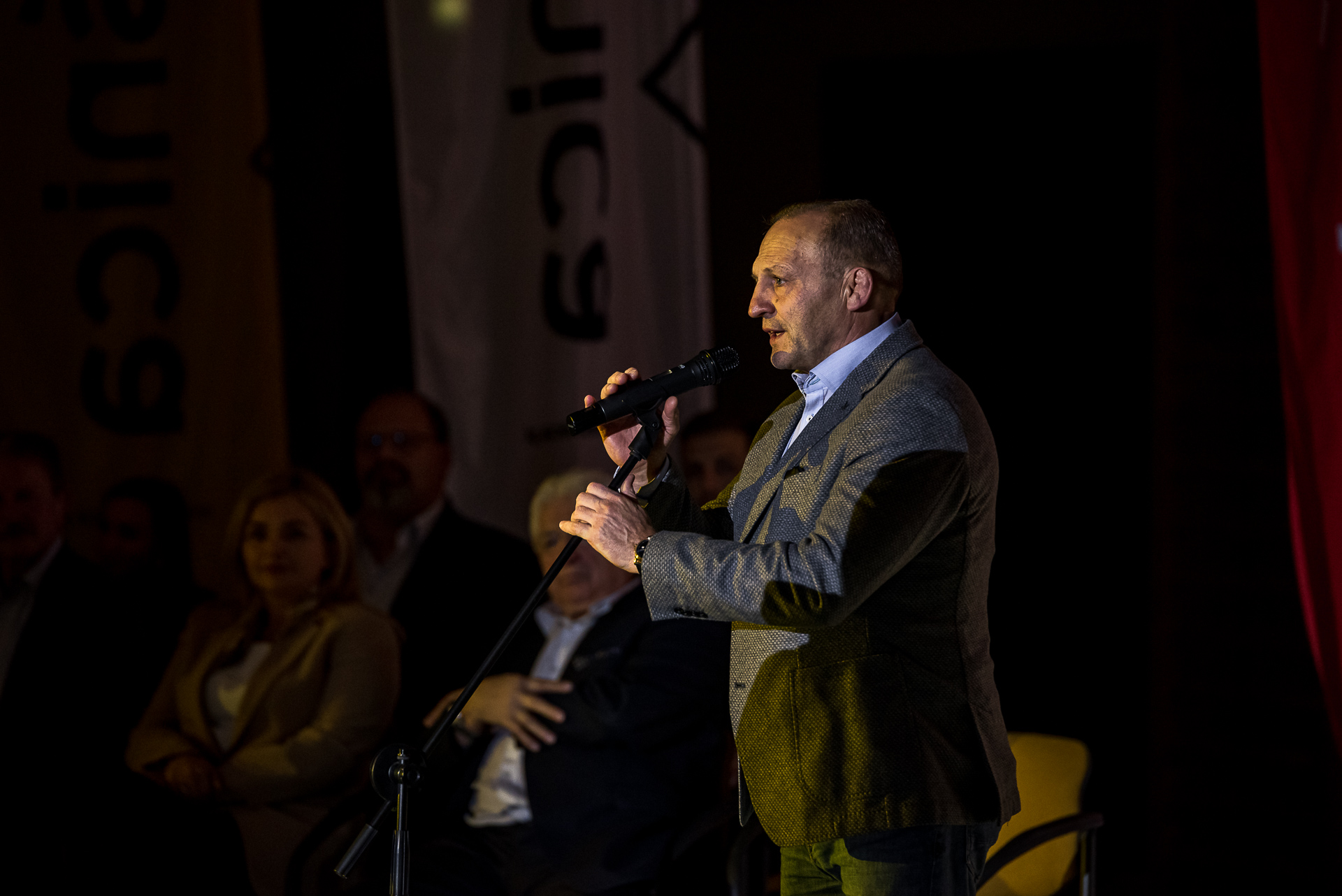 Wiesław Błach przemawiający podczas gali finałowej zawodów w Oleśnicy.