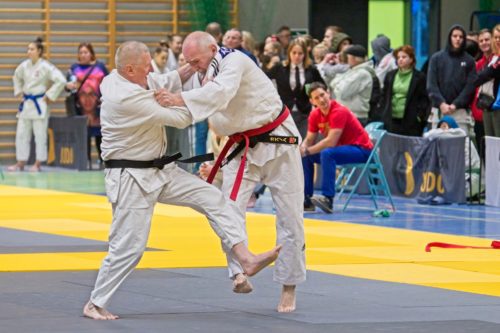 Judo dla dorosłych, dwóch judoków walczących na Mistrzostwach Regionu Zachodniego w Oleśnicy. Jeden w wieku 60 lat, drugi w wieku ponad 70 lat.