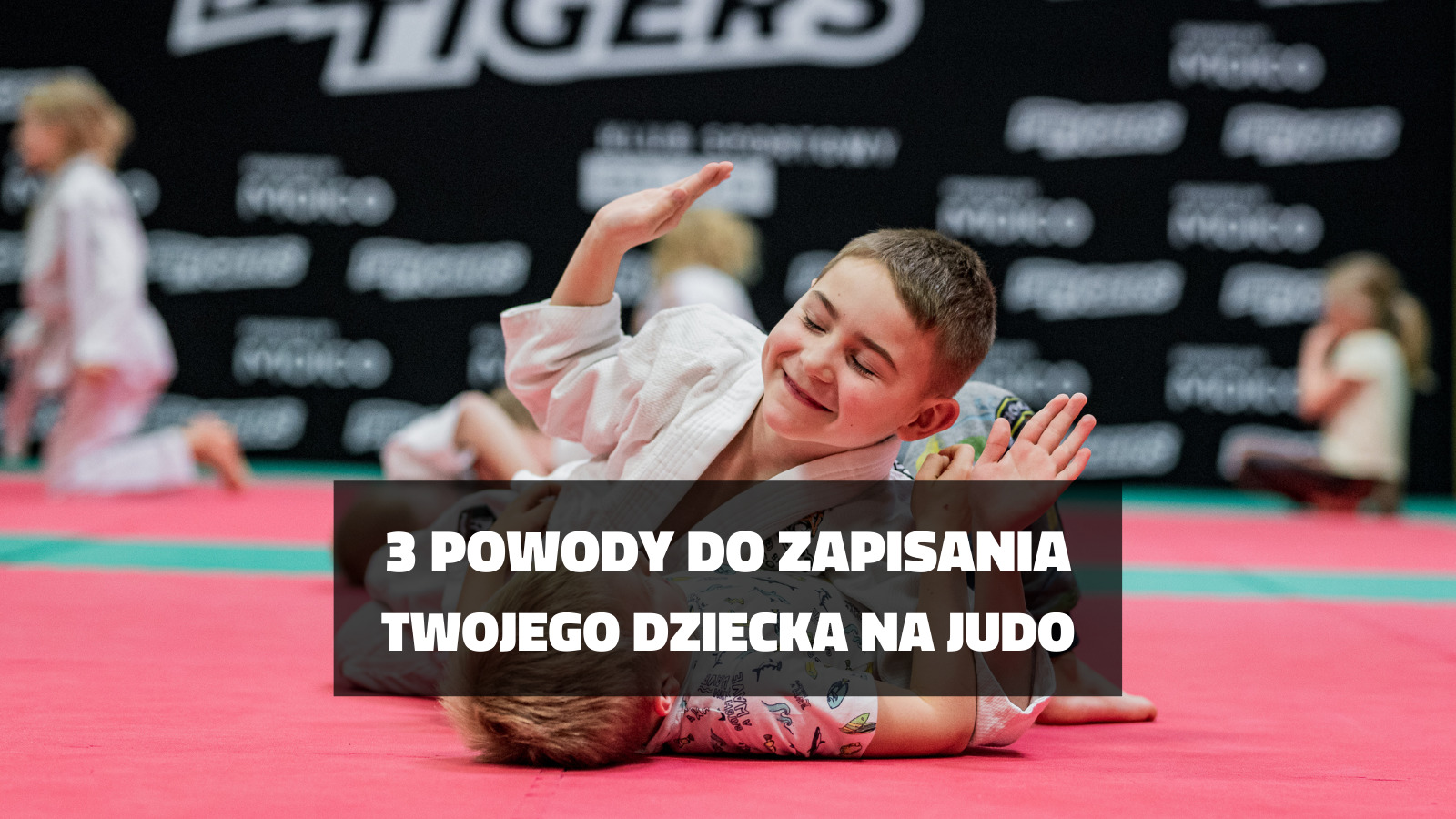 Uśmiechnięte dziecko trenujące judo. 3 powody do zapisania Twojego dziecka na judo