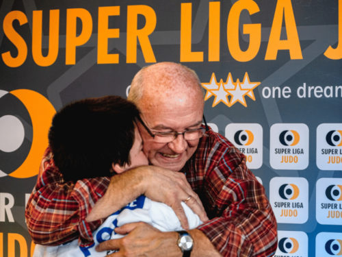 Super Liga Judo 2021. Dziadek przytula swojego wnuka