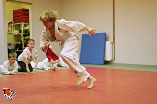 Młody judoka biegnący podczas zabawy na treningu judo w Strzelinie (Judo Tigers)