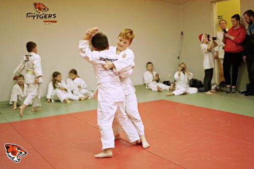 Dzieci walczące podczas treningu judo w Strzelinie (Judo Tigers)