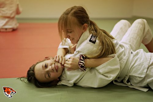 Koleżanki w wieku nastoletnim podczas treningu judo w Strzelinie (Judo Tigers)