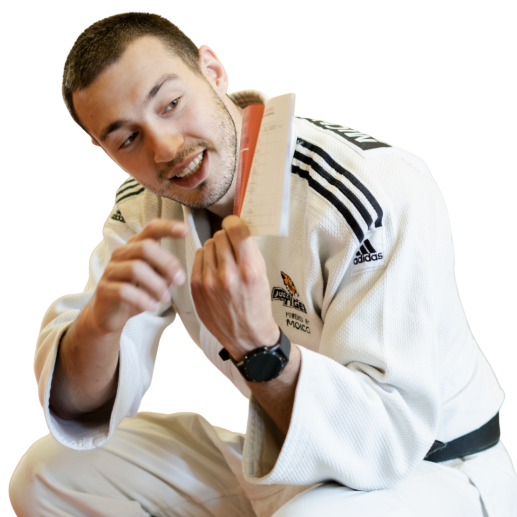 Michał Cepuch podczas treningu judo tłumaczy kwestie organizacyjne egzaminu na kolejny stopień szkoleniowy judo