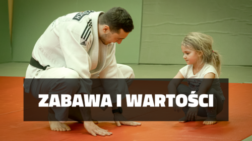 Trener Michał Cepuch tłumaczący ćwiczenie dziewczynce w wieku przedszkolnym (Judo Tigers)