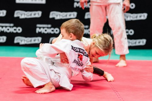 Chłopiec i dziewczynka walczący na treningu judo (Judo Tigers)