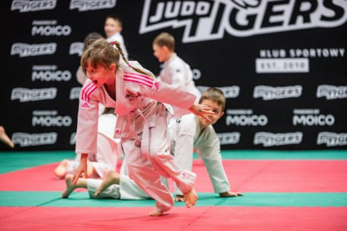 Dziewczynka biegnie podczas treningu judo (KS Judo Tigers)
