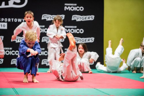 Trening padów judo w grupie dzieci szkolnych (KS Judo Tigers)