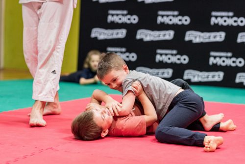 Przedszkolaki walczący podczas treningu judo