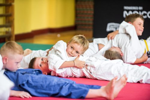 Dzieci szkolne podczas treningu judo