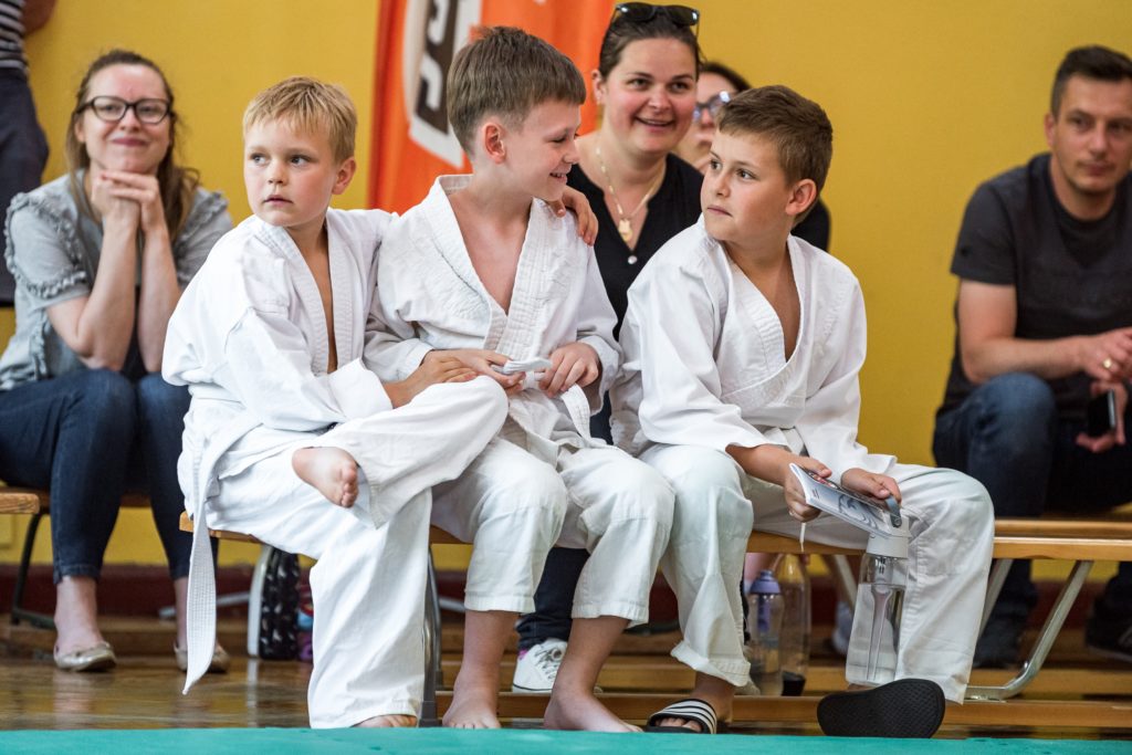 Judo dzieci. Trójka chłopców w wieku szkolnym czeka na swój egzamin judo.